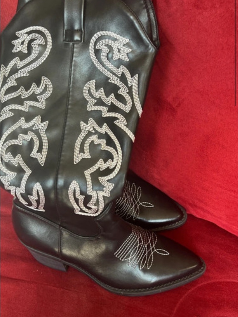 Classic Black Western Cowboy Boots with Contrast Stitching